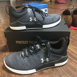 Under armour flat sneaker size 7.5